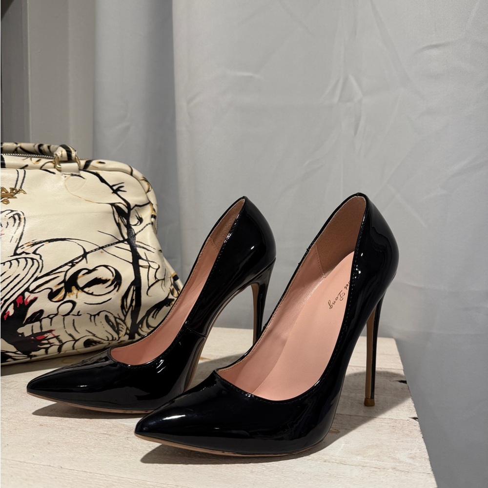 Black stiletto pointed toe pumps